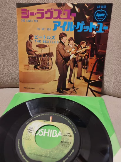 THE BEATLES - She Loves You / I’ll Get You - Japonya 1969 Basım 45lik Plak 2.EL