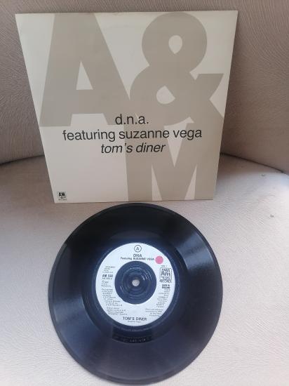 Suzanne Vega feat. D.N.A. - TOM’S DINER - 1987 İngiltere Basım 45 lik Plak